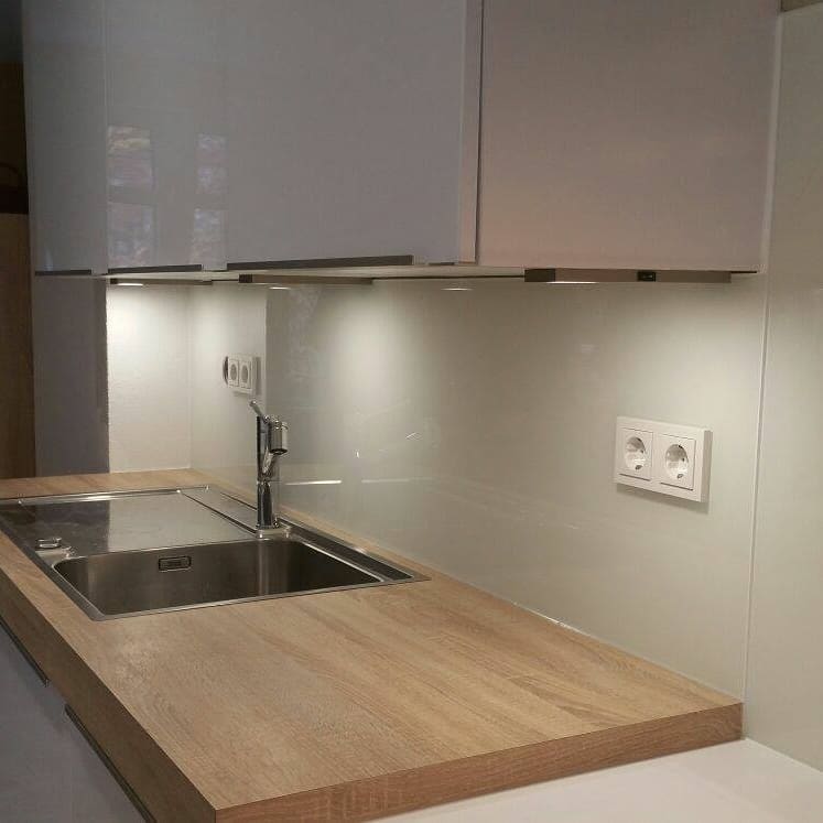 Quarzstein Küche weiss mit Holzelement - Küchenstudio Raab Stuttgart Referenzen 3