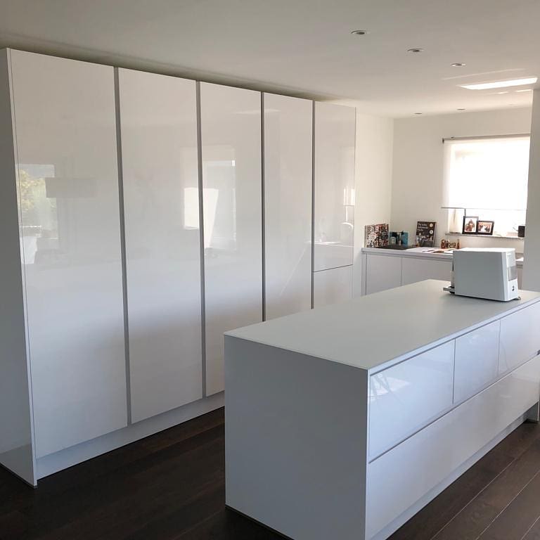 Küche weiß mit Glasarbeitsplatte und Hochschrank Küchenstudio Raab Stuttgart Referenzen Juli 2019